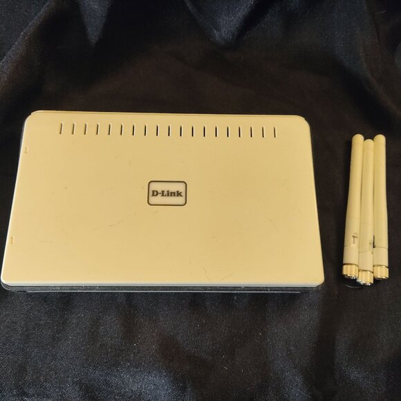 D-Link DIR-655 300 Mbps 4-Port Gigabit Wireless N Router / Bridge / Access port - Picture 1 of 3